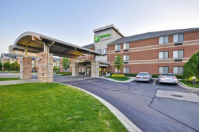  Holiday Inn Express Romulus / Detroit Airport, an IHG Hotel  Ромалас